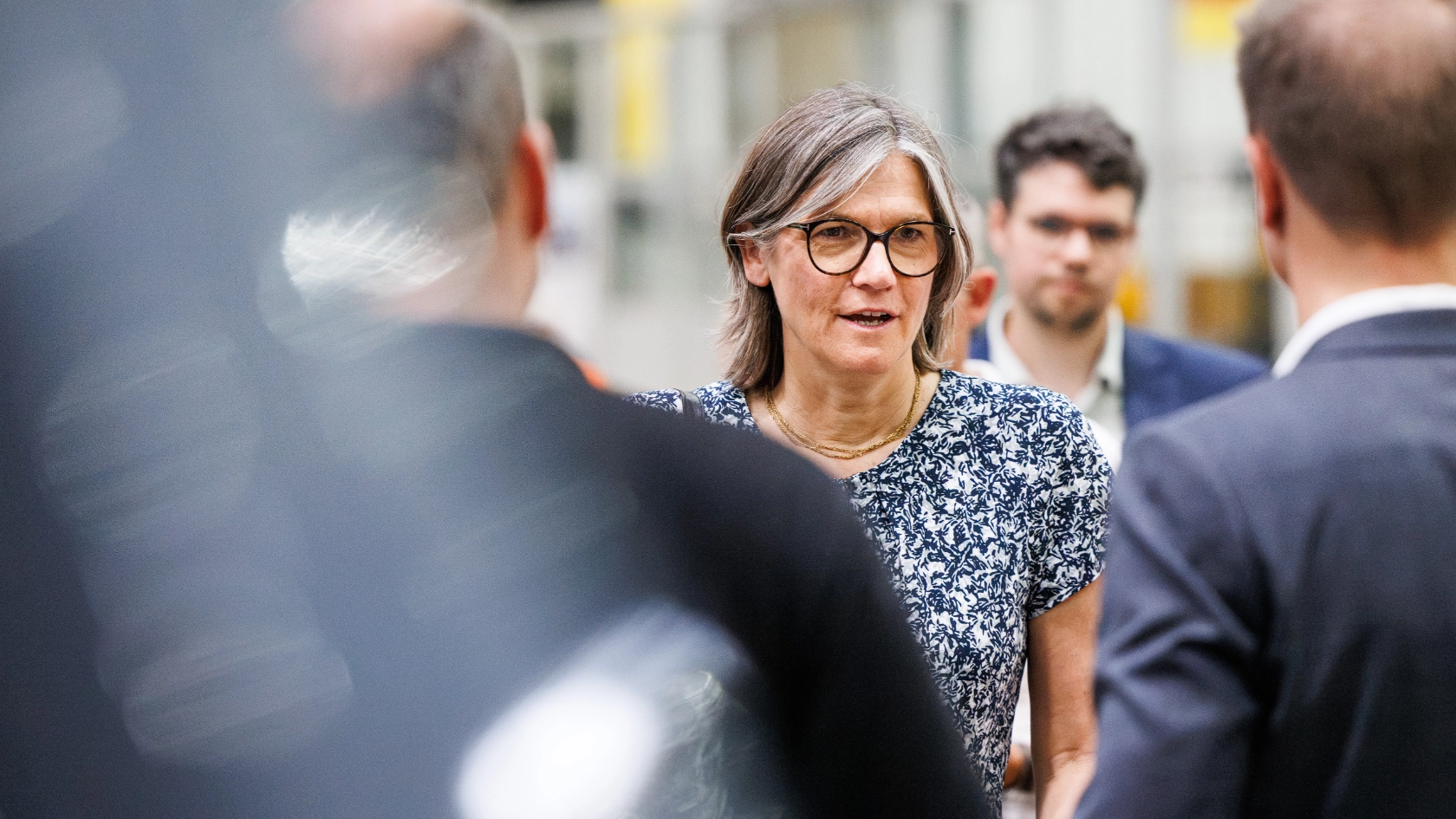Anlässlich des 60-jährigen Werksjubiläums besucht Christiane Benner das Opel-Werk in Kaiserslautern. Hier im Gespräch mit Betriebsräten und Vertrauensleuten. 