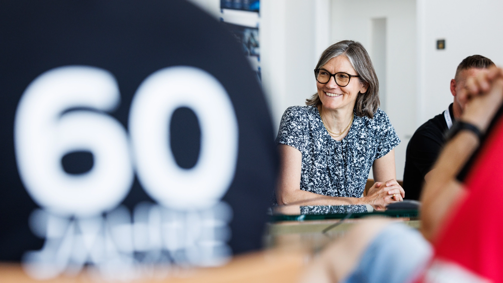 Anlässlich des 60-jährigen Werksjubiläums besucht Christiane Benner das Opel-Werk in Kaiserslautern. Hier im Gespräch mit Betriebsräten und Vertrauensleuten. 
