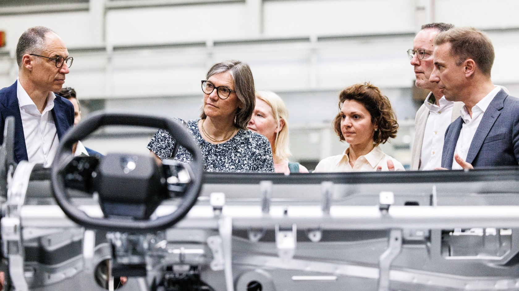 Anlässlich des 60-jährigen Werksjubiläums besucht Christiane Benner das Opel-Werk in Kaiserslautern. Hier im Gespräch mit Betriebsräten und Vertrauensleuten. 