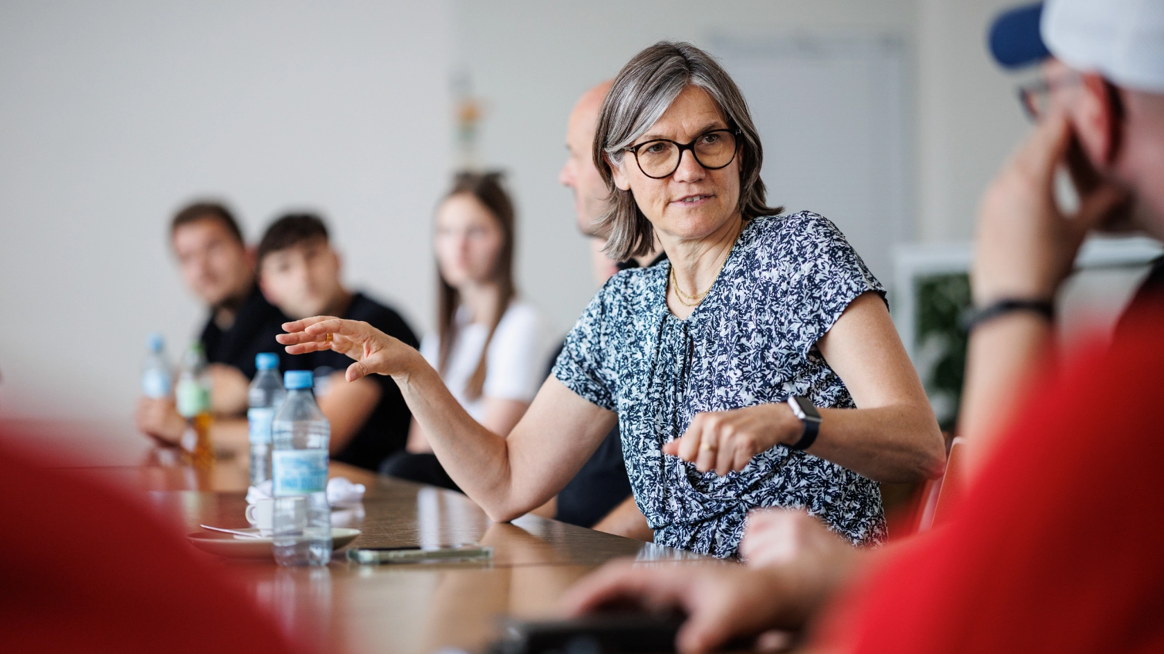 Anlässlich des 60-jährigen Werksjubiläums besucht Christiane Benner das Opel-Werk in Kaiserslautern. Hier im Gespräch mit Betriebsräten und Vertrauensleuten. 