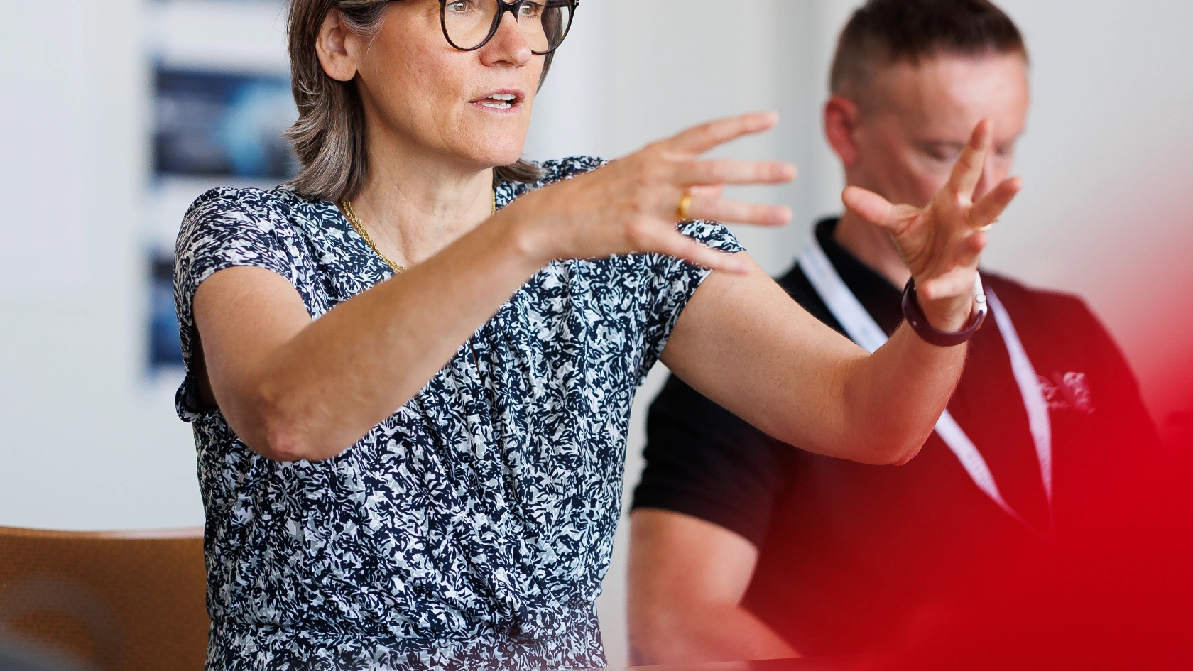 Anlässlich des 60-jährigen Werksjubiläums besucht Christiane Benner das Opel-Werk in Kaiserslautern. Hier im Gespräch mit Betriebsräten und Vertrauensleuten. 