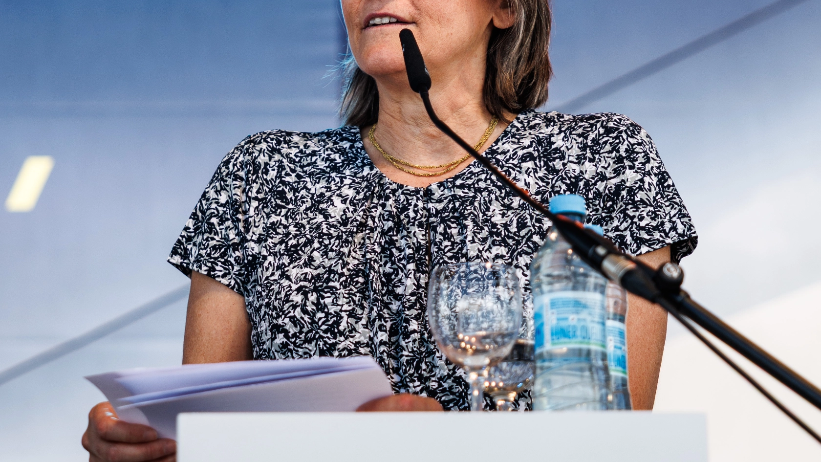 Anlässlich des 60-jährigen Werksjubiläums besucht Christiane Benner das Opel-Werk in Kaiserslautern. Hier im Gespräch mit Betriebsräten und Vertrauensleuten. 