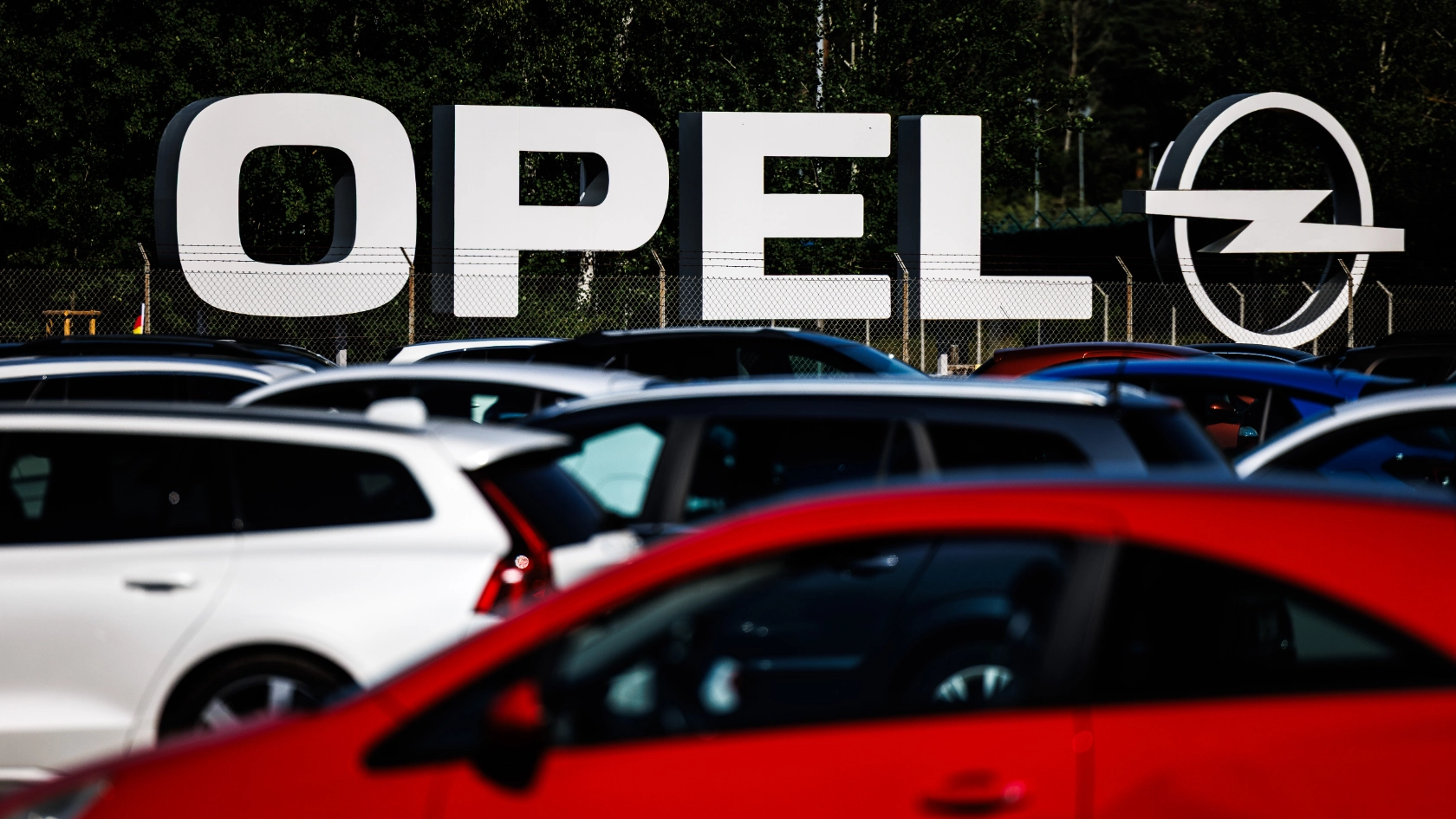 Anlässlich des 60-jährigen Werksjubiläums besucht Christiane Benner das Opel-Werk in Kaiserslautern. Hier im Gespräch mit Betriebsräten und Vertrauensleuten. 