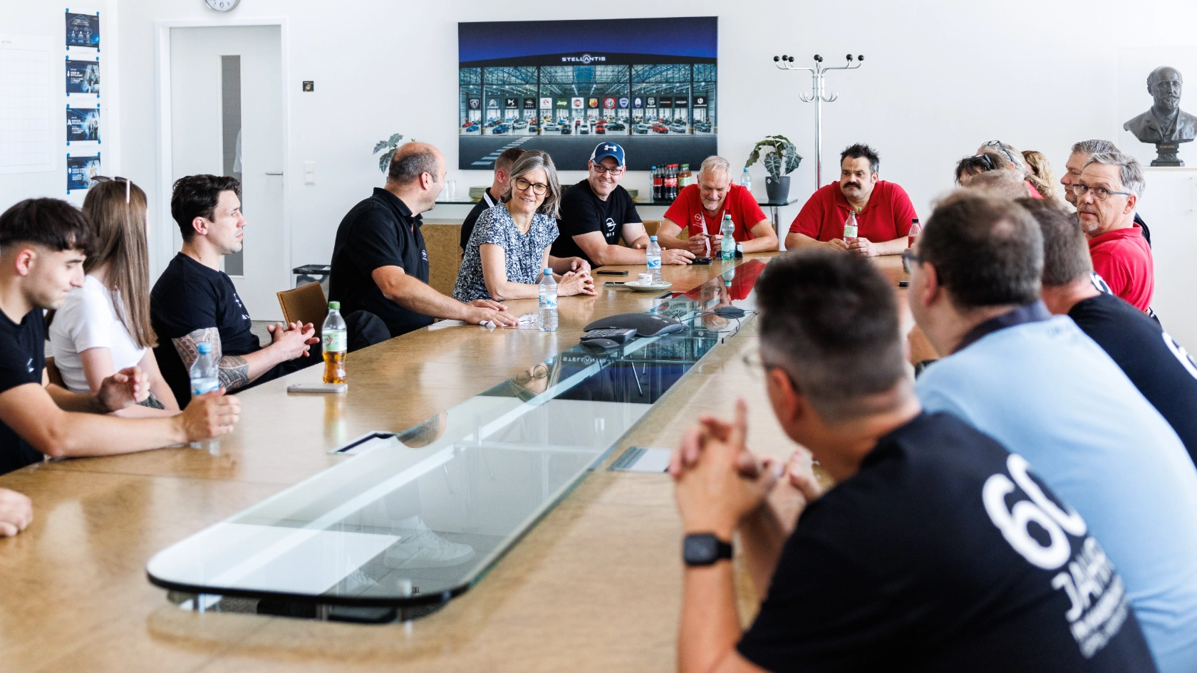Anlässlich des 60-jährigen Werksjubiläums besucht Christiane Benner das Opel-Werk in Kaiserslautern. Hier im Gespräch mit Betriebsräten und Vertrauensleuten. 