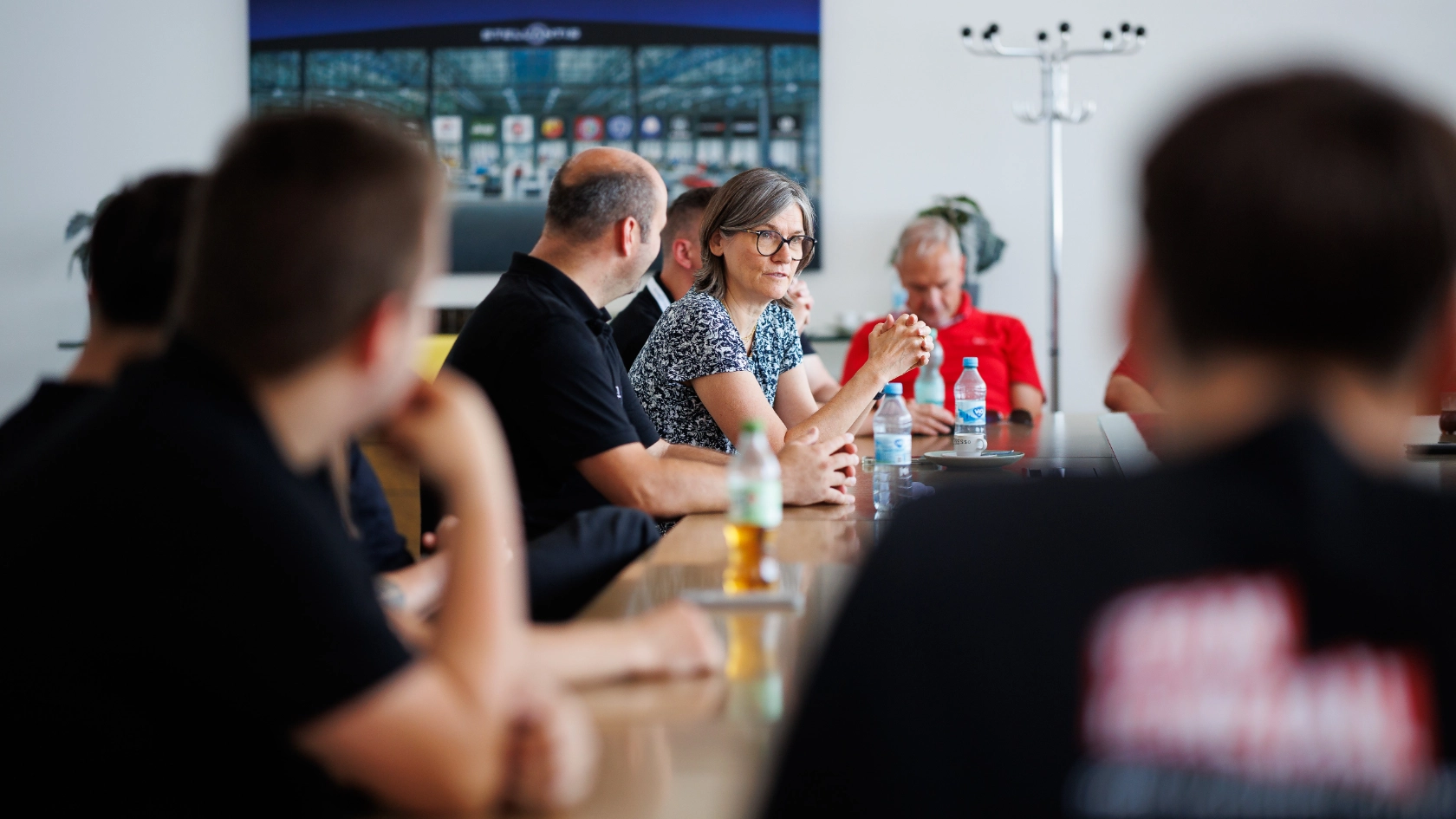 Anlässlich des 60-jährigen Werksjubiläums besucht Christiane Benner das Opel-Werk in Kaiserslautern. Hier im Gespräch mit Betriebsräten und Vertrauensleuten. 