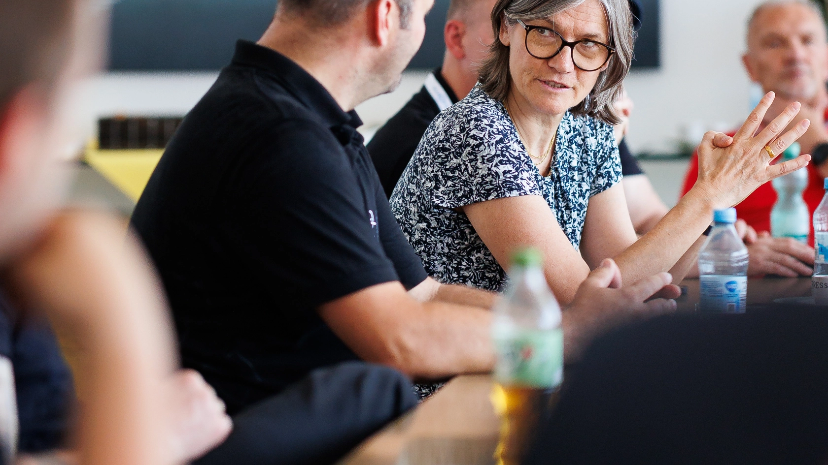 Anlässlich des 60-jährigen Werksjubiläums besucht Christiane Benner das Opel-Werk in Kaiserslautern. Hier im Gespräch mit Betriebsräten und Vertrauensleuten. 