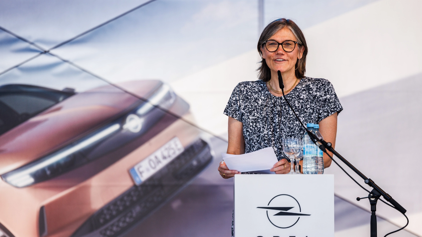Anlässlich des 60-jährigen Werksjubiläums besucht Christiane Benner das Opel-Werk in Kaiserslautern. Hier im Gespräch mit Betriebsräten und Vertrauensleuten. 