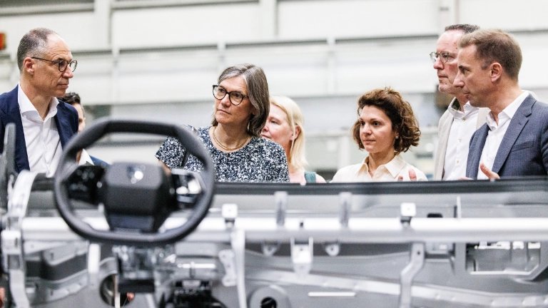 Anlässlich des 60-jährigen Werksjubiläums besucht Christiane Benner das Opel-Werk in Kaiserslautern. Hier im Gespräch mit Betriebsräten und Vertrauensleuten. 