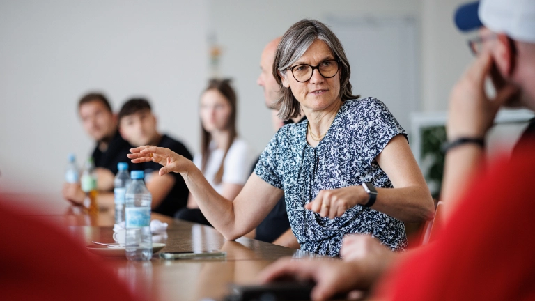 Anlässlich des 60-jährigen Werksjubiläums besucht Christiane Benner das Opel-Werk in Kaiserslautern. Hier im Gespräch mit Betriebsräten und Vertrauensleuten. 