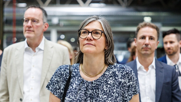 Anlässlich des 60-jährigen Werksjubiläums besucht Christiane Benner das Opel-Werk in Kaiserslautern. Hier im Gespräch mit Betriebsräten und Vertrauensleuten. 