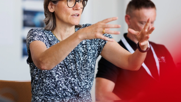 Anlässlich des 60-jährigen Werksjubiläums besucht Christiane Benner das Opel-Werk in Kaiserslautern. Hier im Gespräch mit Betriebsräten und Vertrauensleuten. 