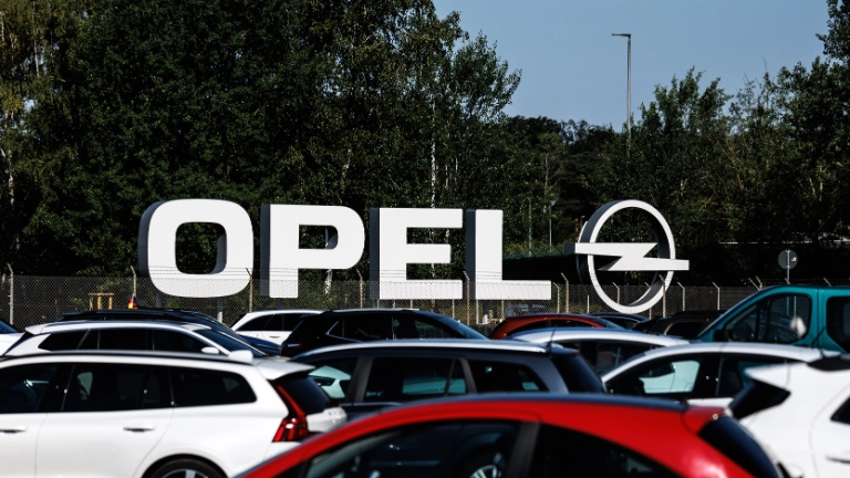 Anlässlich des 60-jährigen Werksjubiläums besucht Christiane Benner das Opel-Werk in Kaiserslautern. Hier im Gespräch mit Betriebsräten und Vertrauensleuten. 