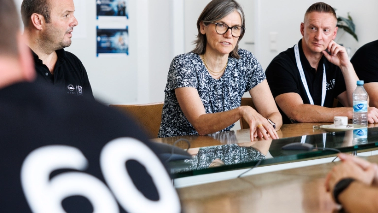 Anlässlich des 60-jährigen Werksjubiläums besucht Christiane Benner das Opel-Werk in Kaiserslautern. Hier im Gespräch mit Betriebsräten und Vertrauensleuten. 