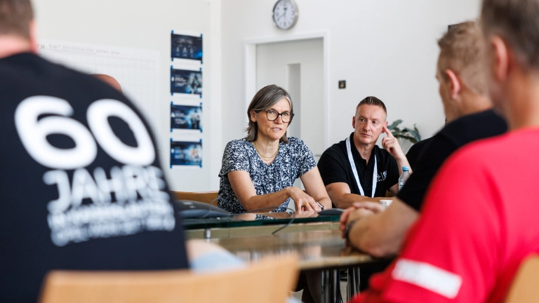 Anlässlich des 60-jährigen Werksjubiläums besucht Christiane Benner das Opel-Werk in Kaiserslautern. Hier im Gespräch mit Betriebsräten und Vertrauensleuten. 
