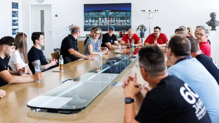 Anlässlich des 60-jährigen Werksjubiläums besucht Christiane Benner das Opel-Werk in Kaiserslautern. Hier im Gespräch mit Betriebsräten und Vertrauensleuten. 