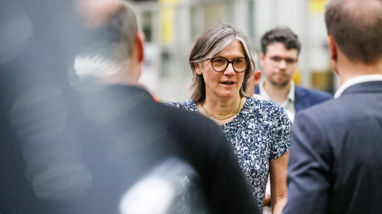 Anlässlich des 60-jährigen Werksjubiläums besucht Christiane Benner das Opel-Werk in Kaiserslautern. Hier im Gespräch mit Betriebsräten und Vertrauensleuten. 
