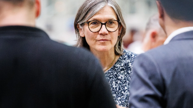 Anlässlich des 60-jährigen Werksjubiläums besucht Christiane Benner das Opel-Werk in Kaiserslautern. Hier im Gespräch mit Betriebsräten und Vertrauensleuten. 