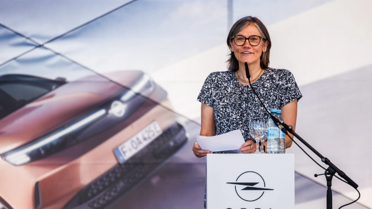 Anlässlich des 60-jährigen Werksjubiläums besucht Christiane Benner das Opel-Werk in Kaiserslautern. Hier im Gespräch mit Betriebsräten und Vertrauensleuten. 