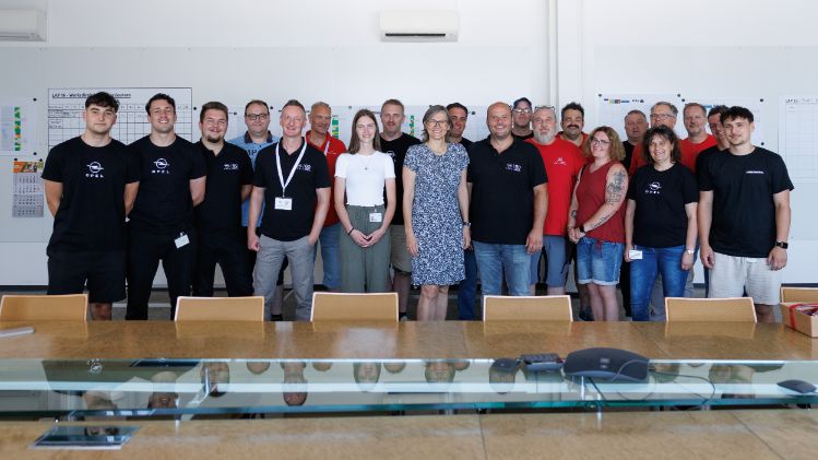Anlässlich des 60-jährigen Werksjubiläums besucht Christiane Benner das Opel-Werk in Kaiserslautern. Hier im Gespräch mit Betriebsräten und Vertrauensleuten. 